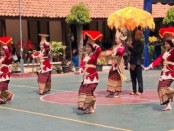Salah satu penampilan kesenian dari Lampung yang dipentaskan SMPN Sekuting Terpadu di Pentas Budaya dalam studi bandingnya di SMPN 4 Purworejo - foto: Sujono/Koranjuri.com