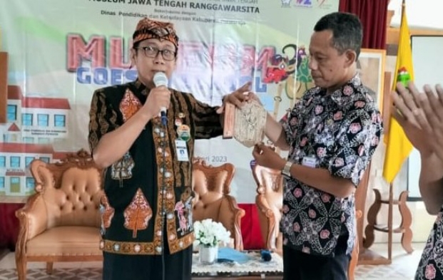 Penyerahan cinderamata dari Kepala Museum Ranggawarsita kepada Kepala Dinas Pendidikan dan Kebudayaan Kabupaten Purworejo dan Kepala SMPN 1 Purworejo, di sela kegiatan Museum Goes to School, Kamis (23/02/2023) - foto: Koranjuri.com