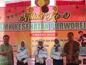 Penyerahan hadiah dalam Lomba Invitasi PMR Madya dalam rangka Milad ke-9 SMK Kesehatan Purworejo, Selasa (28/02/2023) - foto: Koranjuri.com