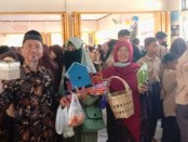 Kepala Sekolah Achmad Yulianto, S.Pd., ikut membeli produk dalam Expo dan Bazar Ekonomi Kreatif SMPN 13 Purworejo, Sabtu (11/02/2023) - foto: Koranjuri.com