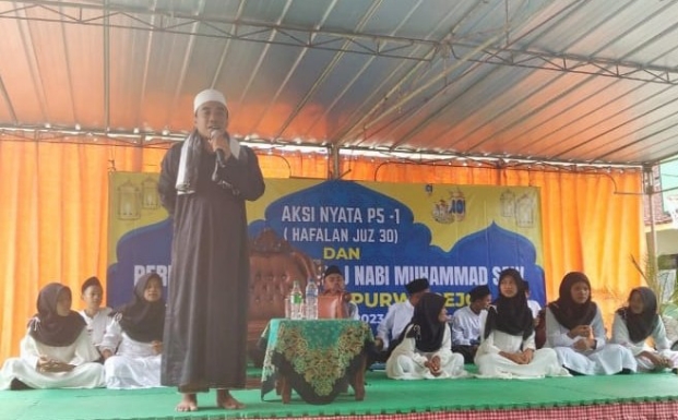 KH Abdul Haq dari Kalimiru, Bayan, saat mengisi pengajian dalam peringatan Isra' Mi'raj Nabi Muhammad SAW di SMPN 9 Purworejo, Kamis (23/02/2023) - foto: Koranjuri.com