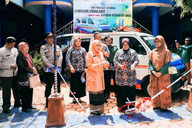 Wabup Purworejo Hj Yuli Hastuti, S.H., saat melaunching Ambulance dan Program Keahlian Layanan Kesehatan di SMK Pancasila 1 Kutoarjo (PANSAKU), Kamis (09/03/2023) - foto: Koranjuri.com