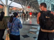 Proses pendeportasian SW (38), seorang WNA asal Jerman yang melakukan pelanggaran ijin tinggal di Indonesia - foto: Istimewa