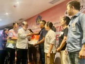 Wakil Gubernur Bali Tjokorda Oka Artha Ardhana Sukawati menyerahkan 1.000 sertifikat Nomor Induk Berusaha (NIB) kepada pelaku usaha - foto: Istimewa