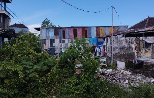 Lokasi rumah eks warga Kerta Dalem Sari IV, No 19, Sekar Kangin, Sidakarya yang telah dibongkar. Keluarga di rumah itu KK nya ditumpangi oleh WNA asal Suriah untuk mendapatkan KTP RI - foto: Istimewa