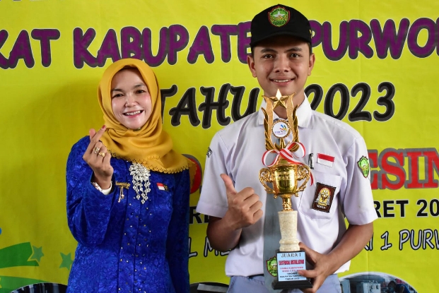 Kepala SMK II Kutoarjo, Shinta Kusumastuti, S.T., M.Pd., bersama Solichin, XII TITL, peraih juara 1 LKS tingkat kabupaten mata lomba Teknik Intalasi Kelistrikan (Electrical Installation/Commercial Wiring) - foto: Koranjuri.com