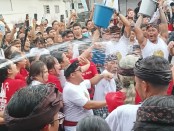 Tradisi Omed-omedan yang digelar warga Banjar Sesetan Kaja, Denpasar setiap Hari Ngembak Geni atau sehari setelah Hari Raya Nyepi - foto: Koranjuri.com