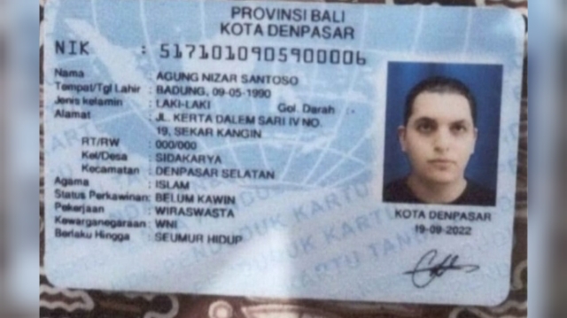 KTP yang dipegang WNA asal Suriah bernama Agung Nizar Santoso alias Mohamed Zghaib - foto: Istimewa/radarbali