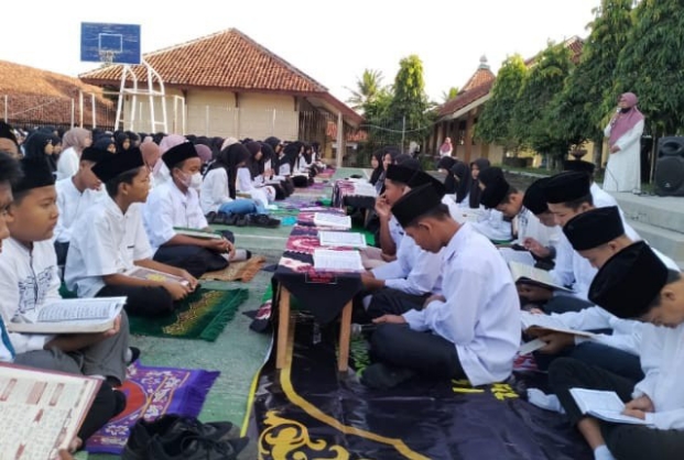 Khotmil Qur'an, mengakhiri kegiatan selama bulan Ramadhan di SMPN 36 Purworejo, Senin (17/04/2023) - foto: Koranjuri.com
