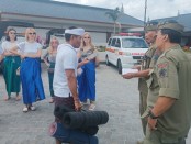 Satuan Polisi Pamong Praja Provinsi Bali melakukan inspeksi pemandu wisata di Pura Agung Besakih dan sosialisasi Pembatasan Timbulan Sampah Plastik Sekali Pakai - foto: Istimewa