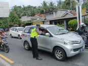 Petugas dari Satlantas Polres Purworejo, saat mengarahkan pemudik untuk menghindari kemacetan dalam arus balik lebaran, Sabtu (29/04/2023) - foto: Koranjuri.com