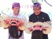 Wakil Gubernur Bali Tjokorda Oka Artha Ardhana Sukawati atau Cok Ace (kanan) bersama Bupati Klungkung I Nyoman Suwirta (kiri) saat membuka Semarapura Festival 2023 - foto: Istimewa
