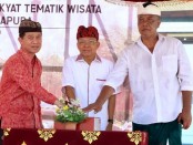 Gubernur Bali Wayan Koster (tengah) bersama Bupati Kabupaten Klungkung I Nyoman Suwirta (kiri) melakukan peresmian pembangunan Pasar Rakyat Tematik Pariwisata Klungkung - foto: Istimewa