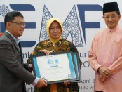 Wakil Bupati Purworejo Hj Yuli Hastuti SH saat menerima penghargaan Silver Champion Islamic Entrepreneur Marketing Regional (IEM) Award 2023 kategori Makanan dan Minuman Halal Tingkat Kabupaten, Rabu (12/04/2023) di Jakarta - foto: Koranjuri.com