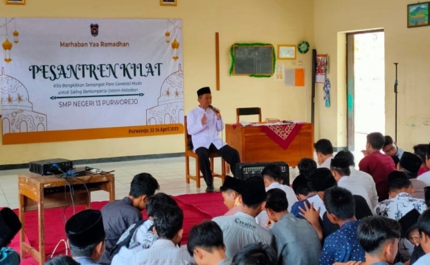 Kepala SMPN 13 Purworejo Achmad Yulianto, S.Pd., saat menjadi pemateri dalam kegiatan pesantren kilat di sekolahnya, Kamis (13/04/2023) - foto: Koranjuri.com