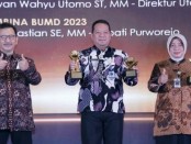 Wabup Purworejo Hj Yuli Hastuti, SH, didampingi Direktur PDAM Purworejo Hermawan Wahyu Utomo, ST, MSi, saat menerima penghargaan Top BUMD Awards 2023, Rabu (05/04/2023) di Hotel Raffles Jakarta - foto: Koranjuri.com