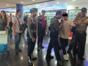 GIR (62) seorang wisatawan asal Australia, dalam kondisi mabuk berat ditenangkan petugas bandara Ngurah Rai Bali saat membuat kegaduhan - foto: Istimewa