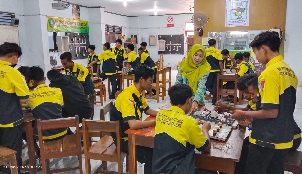 Salah satu kegiatan praktek yang dilakukan siswa SMK ii Kutoarjo - foto: Koranjuri.com