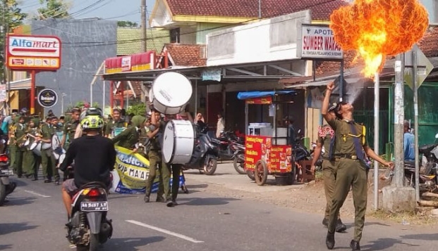 Salah satu peserta Pawai Ta'aruf Lembaga Pendidikan VIP Ma'arif NU Kemiri, Sabtu (27/05/2023) - foto: Koranjuri.com