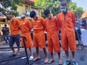 Empat orang WNA asal Rusia dan Uzbekistan serta 1 WNI diamankan tim unit Direktorat Reserse Narkoba Polda Bali dalam kasus peredaran narkoba di Bali - foto: Koranjuri.com