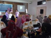Sejumlah perempuan millenial mendapat pelatihan rias dalam Beauty Class di Sanjaya Inn Purworejo, Kamis (11/05/2023) - foto: Koranjuri.com