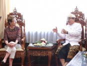 Wakil Gubernur Bali Cokorda Oka Artha Ardhana Sukawati menerima kunjungan kehormatan Duta Besar Luar Biasa dan Berkuasa Penuh Republik Polandia untuk Indonesia H.E. Beata Stoczyńska, di Ruang Tamu Wakil Gubernur Bali, Sabtu (27/5/2023) - foto: Istimewa