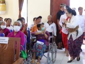 Ketua Badan Kerjasama Organisasi Wanita (BKOW) Provinsi Bali Tjokorda Putri Hariyani Ardhana Sukawati mengunjungi panti sosial Tresna Werdha Wana Seraya dalam rangkaian peringatan Hari Lanjut Usia Nasional (HLUN) ke-27 di Provinsi Bali - foto: Istimewa
