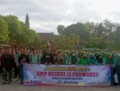 Peserta Purna Wiyata SMPN 13 Purworejo foto bersama saat berada di Semarang - foto: Koranjuri.com