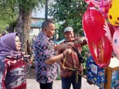 Bupati Purworejo Agus Bastian saat memborong balon di kegiatan Bupati Saba Desa (BSD), Kamis (15/06/2023), di Desa Andong, Kecamatan Butuh - foto: Koranjuri.com