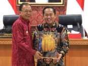 Universitas Trisakti menganugerahi Gubernur Bali Wayan Koster penghargaan nasional ‘Sustainability Leadership Award’, Sabtu (3/5/2023) - foto: Istimewa