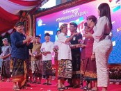 Gubernur Bali Wayan Koster menyerahkan penghargaan kepada para pemenang Lomba konten kreatif Bali Era Baru di Rumah Jabatan Jayasabha, Denpasar, Kamis, 20 Juli 2023 - foto: Koranjuri.com