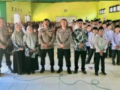 Kabagren Polres Purworejo Kompol Suprihadi dan jajarannya foto bersama siswa SMK Terpadu Ash Shiddiqiyyah Purworejo peserta MPLS, Jum'at (21/07/2023).