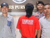 Tersangka DH (baju merah), warga Kertosono, Banyuurip, Purworejo yang ditangkap polisi karena telah mengedarkan pil Yarindo - foto: Koranjuri.com