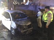Kondisi mobil angkutan online yang hangus terbakar di kawasan Sesetan, Denpasar, Rabu, 29 Agustus 2023 - foto: Istimewa