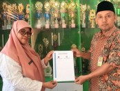 Kepala SMPN 15 Purworejo
Betty Indah Daluliyah, S.Pd., M.M.Pd., bersama Kepala SMK YPP Purworejo Mugi Widodo, S.Pd., menunjukkan naskah kerjasama - foto: Koranjuri.com