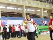 Lemparan bola basket oleh Sekretaris Daerah Provinsi Bali Dewa Made Indra membuka Turnamen II Korpri di GOR Ngurah Rai, Denpasar, Sabtu, 5 Agustus 2023 - foto: Istimewa