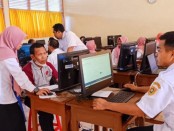 Guru-guru di SMPN 15 Purworejo tengah mengikuti Workshop CBT dalam rangka pembelajaran berbasis IT - foto: Koranjuri.com