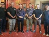 Wakil Gubernur Bali saat menerima Naskleeng13 (NK13), panitia Custom War 2023 di Ruang Wakil Gubernur Bali, Denpasar, Selasa, 15 Agustus 2023 - foto: Istimewa
