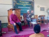 K.H. Khusnul Mu'allim bersama Achmad Yulianto, S.Pd., dalam peringatan Maulid Nabi Muhammad SAW di SMPN 13 Purworejo, Sabtu (30/09/2023) - foto: Koranjuri.com