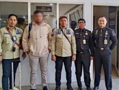 Warga asing asal Kepulauan Solomon berinisial LM (21) dideportasi dari Indonesia dengan pengawalan petugas Imigrasi Kediri, Jawa Timur - foto: Istimewa