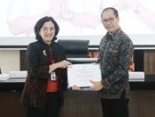 Deputi Kepala KPwBI Bali GA Diah Utari menyerahkan sertifikat nominasi TPID Kab/Kota Berprestasi tingkat Jawa-Bali kepada Wakil Bupati Badung I Ketut Suiasa dalam high level meeting (HLM), Selasa (26/9/2023) - foto: Istimewa