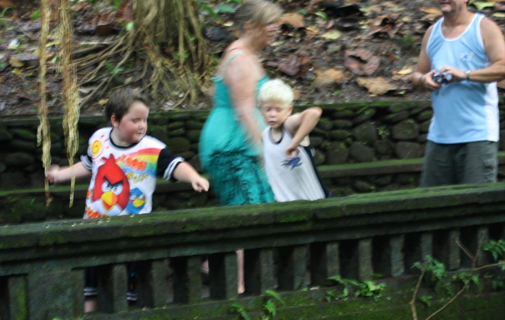 Lempar koin yang dilakukan anak wisatawan asing - foto: Koranjuri.com