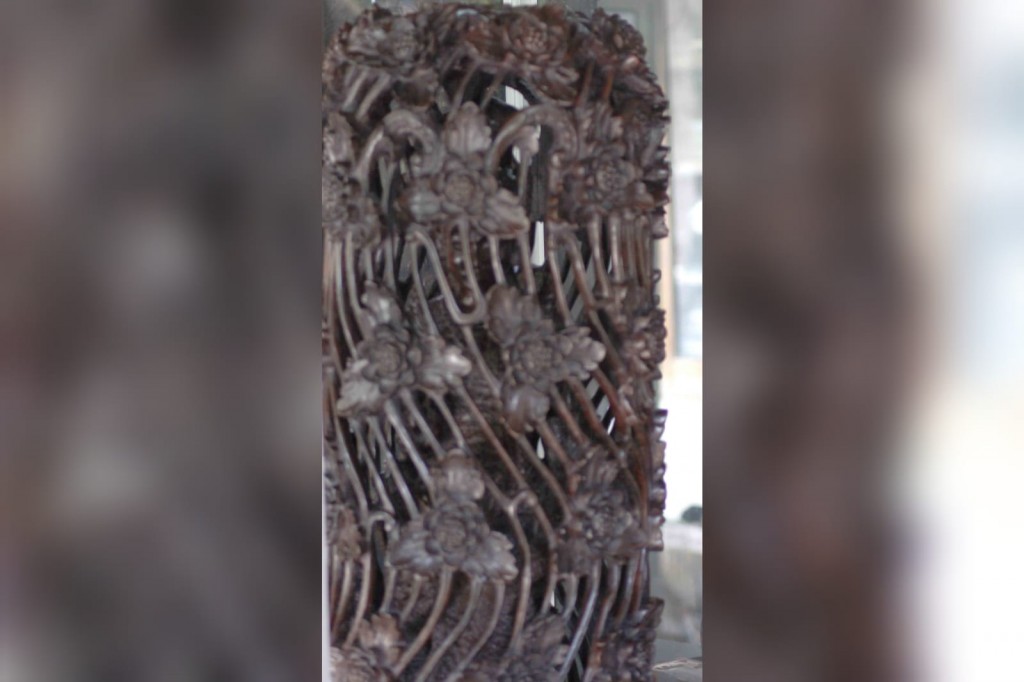 Ukiran berbahan kayu ebony atau kayu hitam yang baru selesai selama 25 tahun - foto: Koranjuri.com