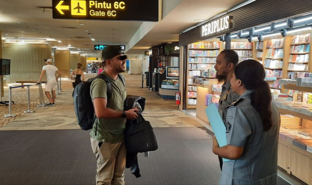 Proses deportasi pelajar asal Venezuela setelah 2 tahun menyandang pengungsi mandiri di Bali oleh UNHCR lantaran krisis di negaranya - foto: Istimewa